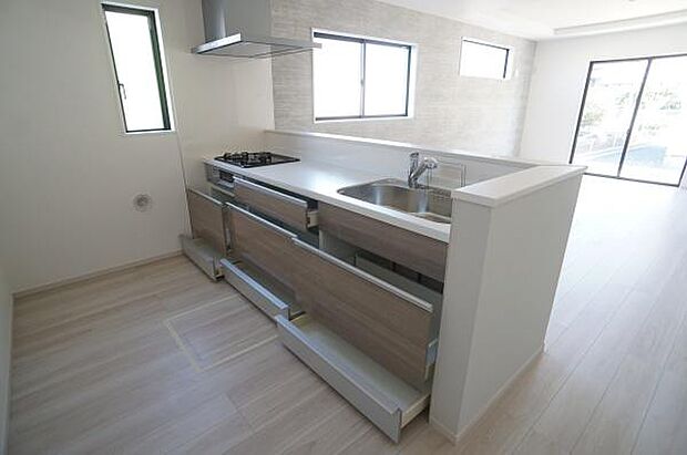 キッチン用品を多数収納できます。