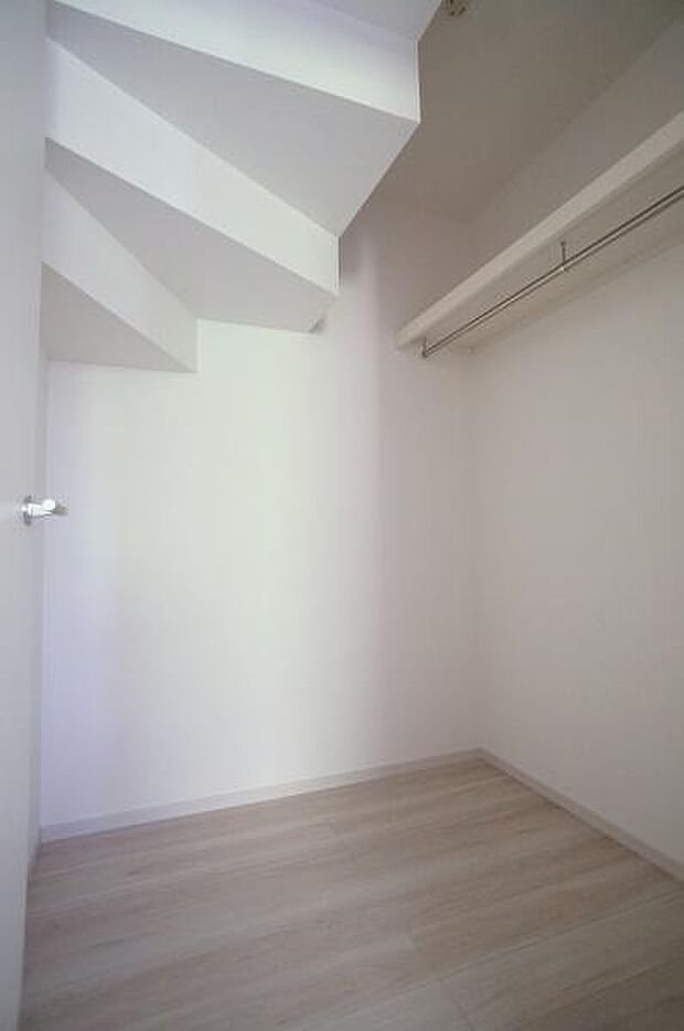 ポールや棚の付いたファミリークローク。