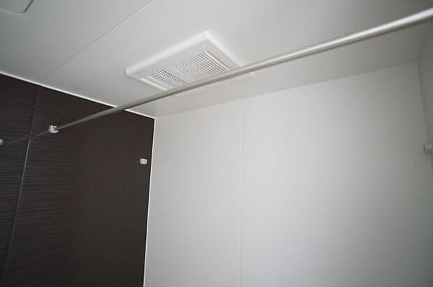 暖房機能付。ポールに洗濯物も干せます。