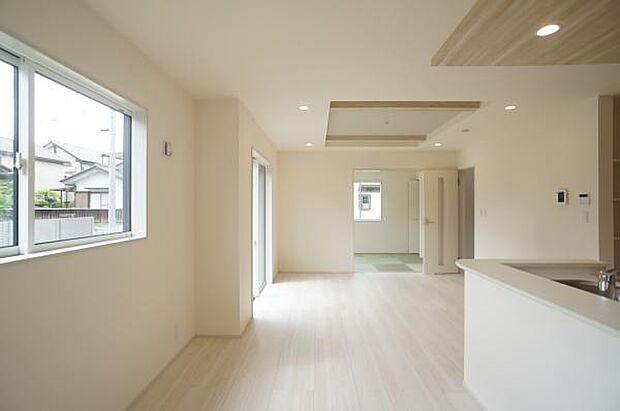 広がりのある折り上げ天井。