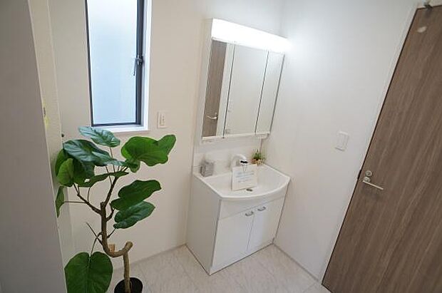 収納力のある三面鏡化粧台。