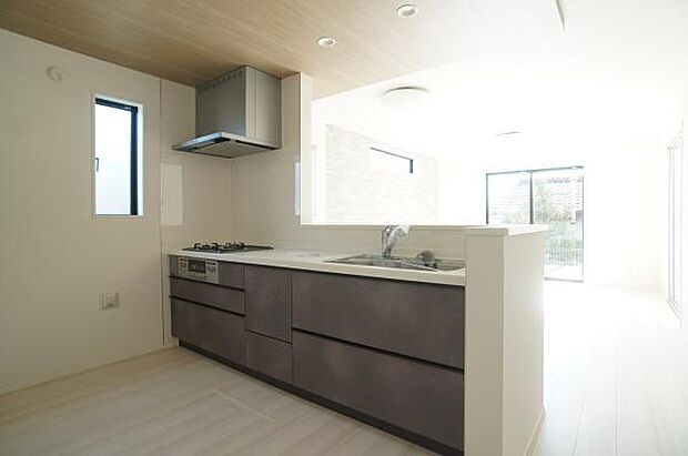 会話の弾む対面式キッチン。