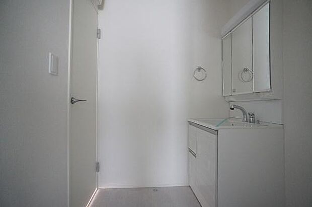 収納力のある三面鏡化粧台。