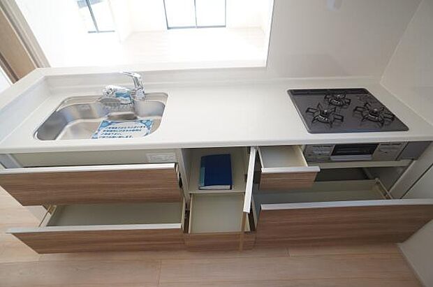 たっぷり収納のスライドキャビネット。