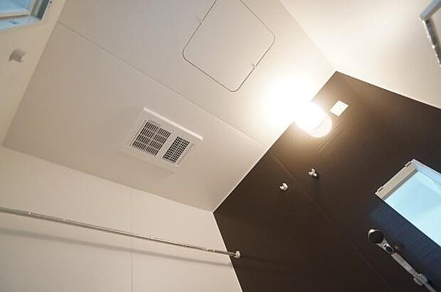 カラリ床と浴室乾燥機で快適。