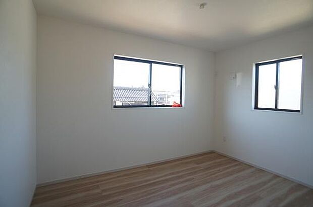 2面彩光のお部屋。