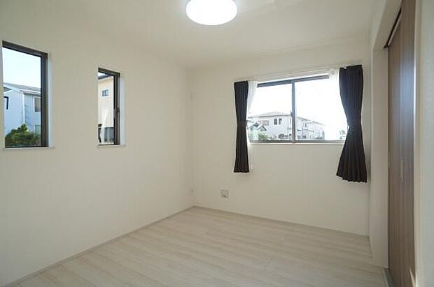 リビングにつながるお部屋。