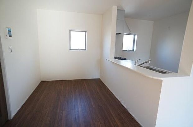 キッチンカウンターのあるダイニング。