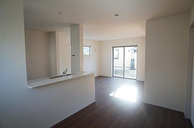 ダイニング側から見たリビング。