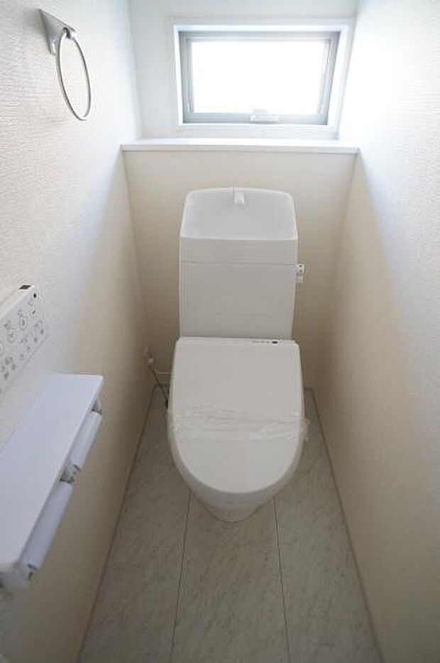 1階、2階共に温水洗浄便座です。