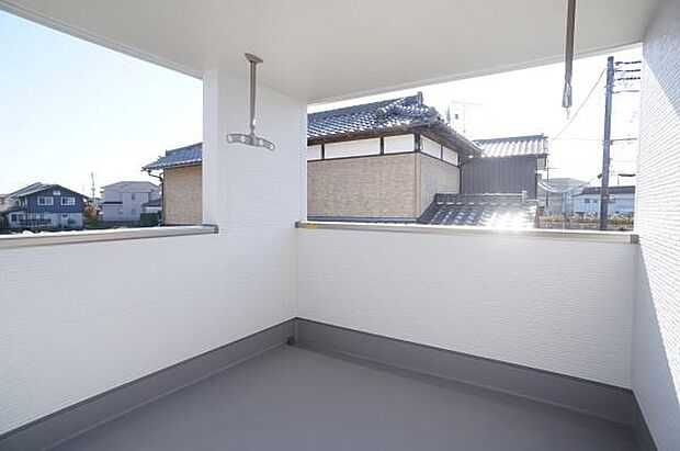 物干し金物付きワイドルーフバルコニー。