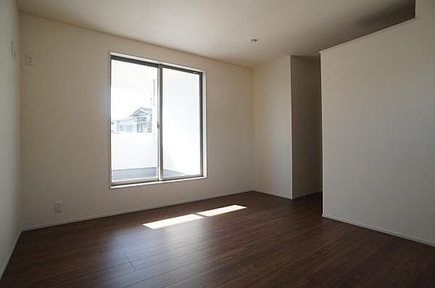 バルコニーから明るい光が差し込みます。