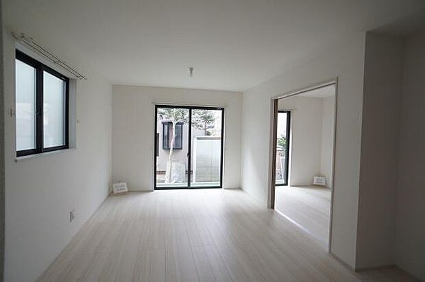 南側からの光を浴びる室内。