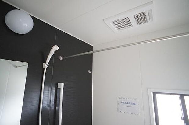 浴室暖房乾燥機付きで快適に入浴できます。