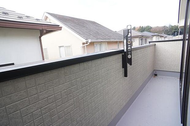 二部屋につながる物干し金物付バルコニー。