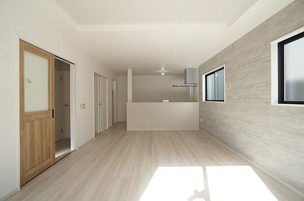 ぬくもりを感じる色合いの室内。