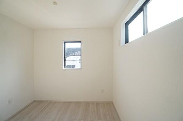 型ガラスが陽射しを和らげます。