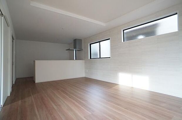 折上げ天井やアクセントクロスのLDK。