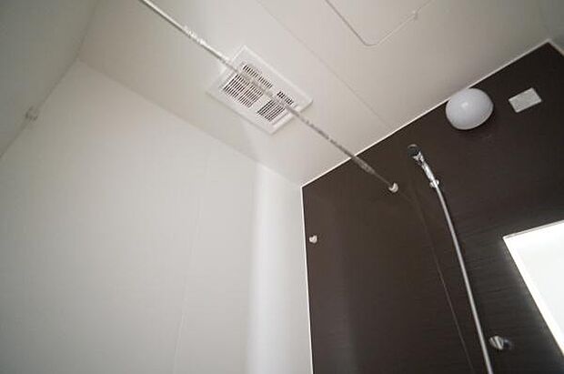 カラリ床と浴室乾燥機で快適。