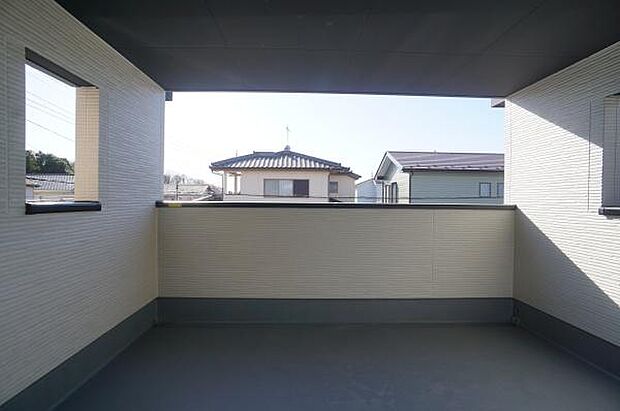 強い日差しや雨でも安心のバルコニー。