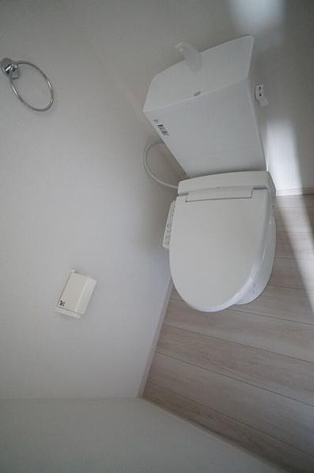 1階、2階共に温水洗浄便座です。