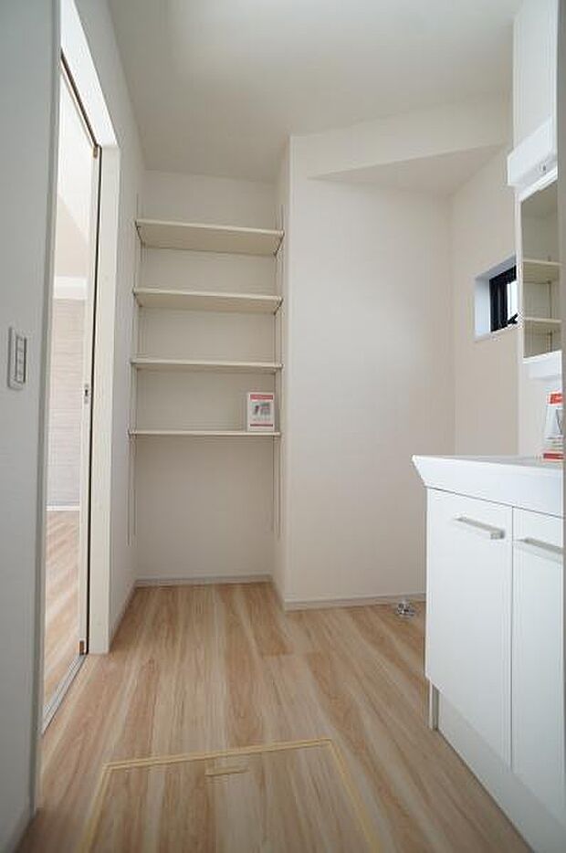 可動棚付きのリネンスペース。