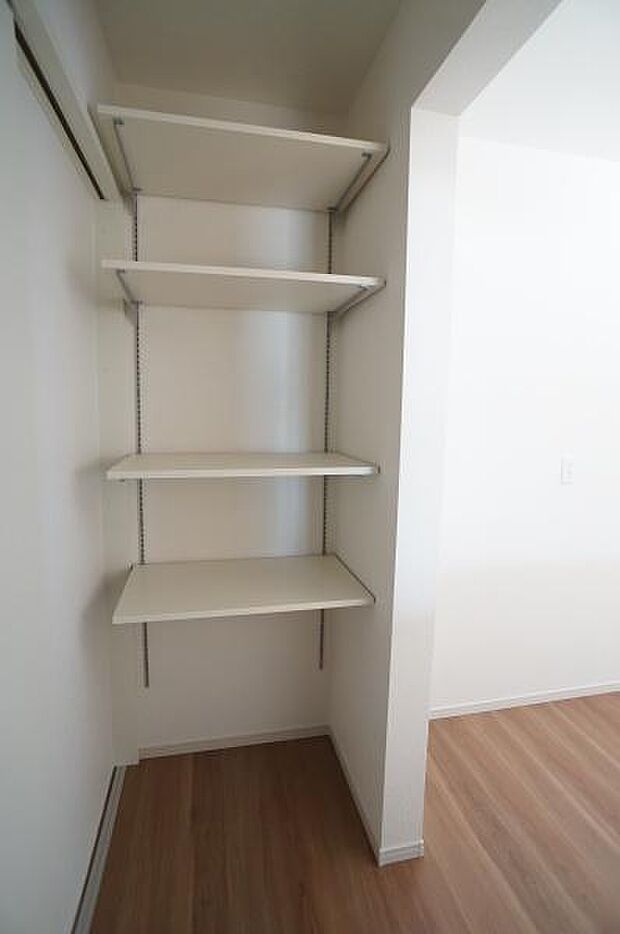 可動棚付きのパントリー。