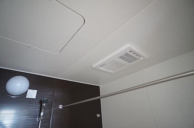 浴室暖房乾燥機付きで快適に。