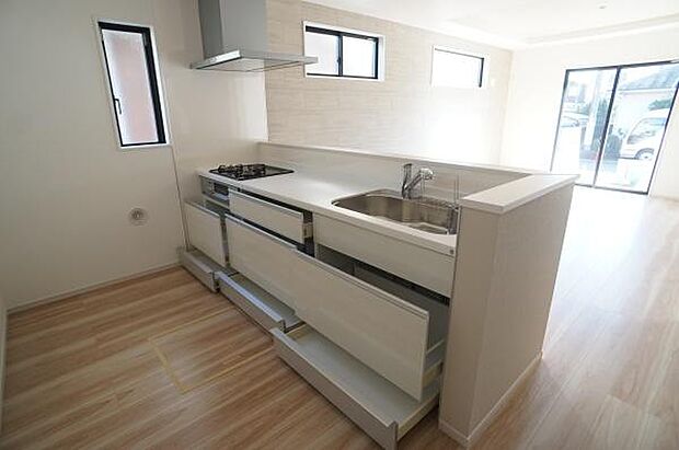 キッチン用品を多数収納できます。