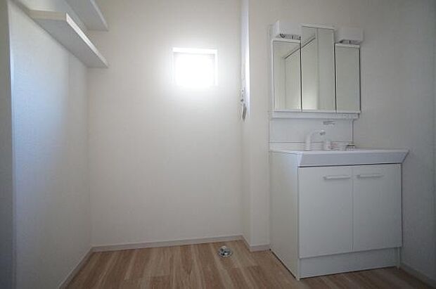 清潔感のある白い洗面室。