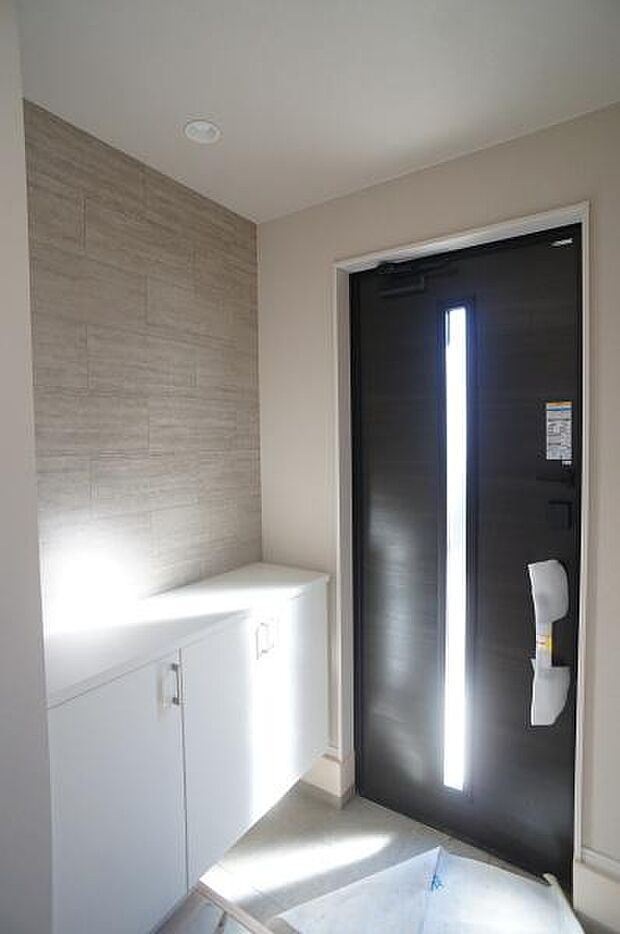 アクセントクロスが貼られた玄関。