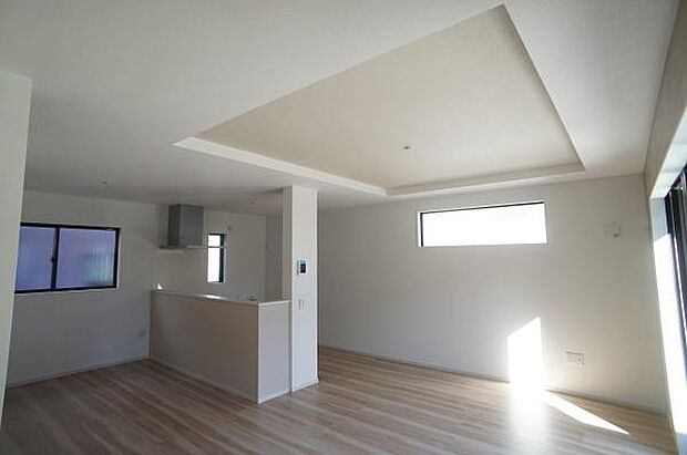 折り上げ天井が映えるリビングです。