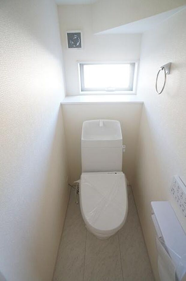 1階、2階共に洗浄便座です。