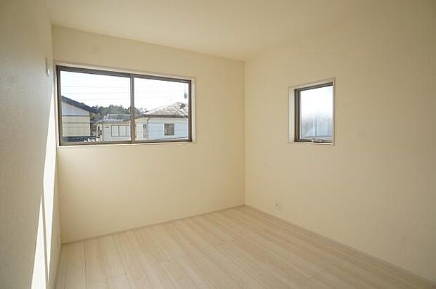 2面彩光のお部屋。