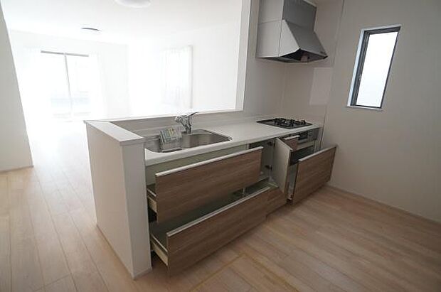 スライド収納で出し入れしやすく。