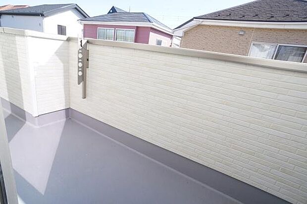 二部屋をつなぐ物干し金物付バルコニー。