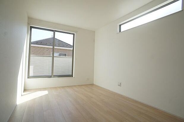 高窓で家具も置きやすく。