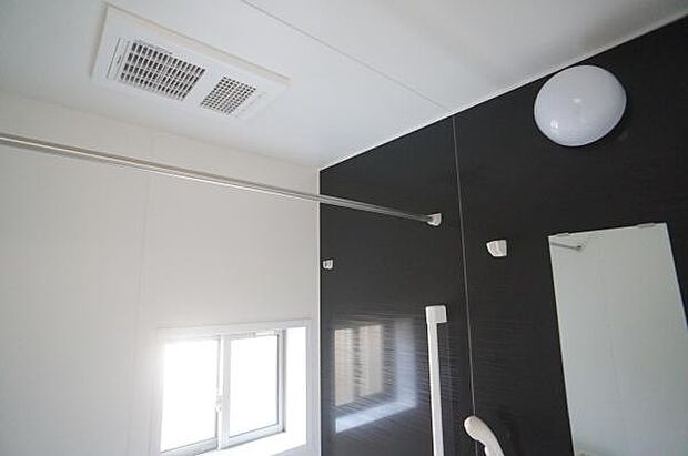 浴室暖房乾燥機付きで快適です。