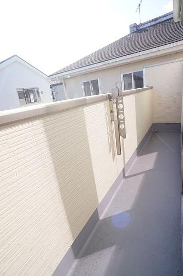 2部屋をつなぐ物干し金物付きバルコニー。