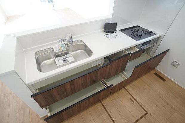 浄水器付きの広々シンク。