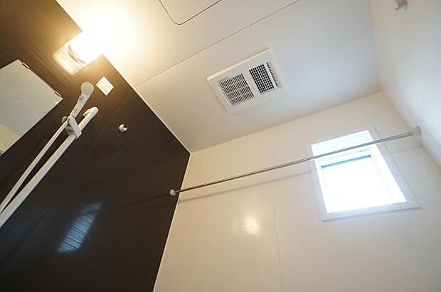 カラリ床と浴室乾燥機で快適。