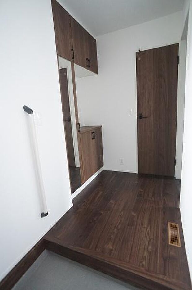 コンパクトですが手すりの付いた玄関。