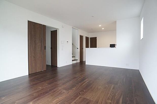 壁のクロスと床色が落ち着いた印象に。