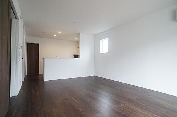 キッチン上部のダウンライトが良い雰囲気。