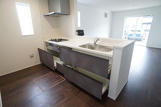 キッチン用品を多数収納できます。