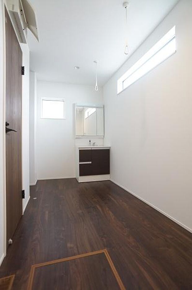 ランドリースペースの付いた洗面室。