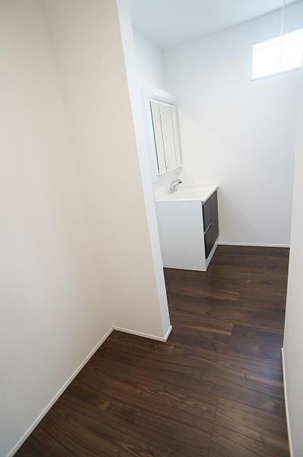 ファミリークロークから洗面室へ。