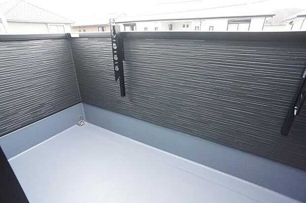 物干し金物付きのワイドルーフバルコニー。