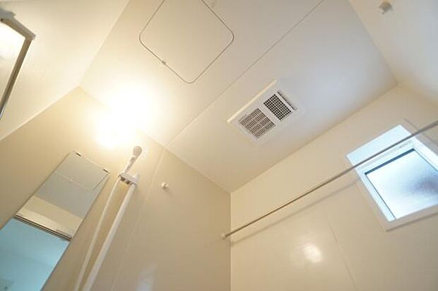 カラリ床と浴室乾燥機で快適。