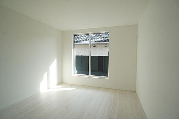 バルコニーとつながるお部屋。